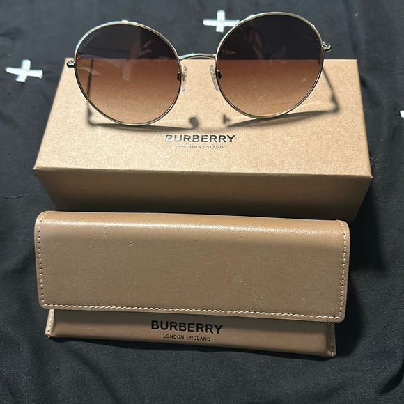 Burberry Accessories - Burberry Sunglasses